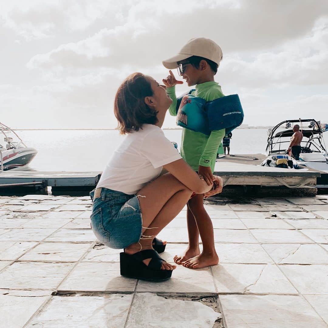 Aya（高本彩）さんのインスタグラム写真 - (Aya（高本彩）Instagram)「love❤︎ #hawaii #love#friend#boy#honolulu #帰ろうとしたらどこにいくの僕も一緒に帰るといってくれた😭 #バイバイするの寂しかった #男の子カメラのポーズしてる #またいつか会えたらいいな😭」2月16日 14時47分 - aya_dream04