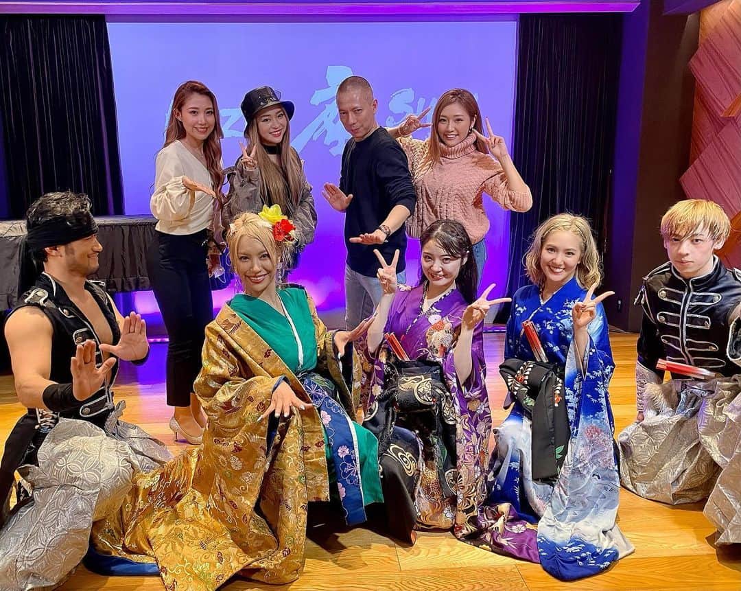 CYBERJAPAN Staffのインスタグラム：「昨日は　@cjd_kozue のライフワークとも言える舞台でした。 演出、振付、構成、ライティング、音楽などなど全てコズエがプロデュースしたショーでしたが、手作りの暖かみもありつつ、プロフェッショナルな殺陣ダンスのダンサーの皆さんめちゃくちゃカッコ良かった❗️💃🕺に、スペシャルゲスト　@cjd_junon の美しい歌声もあり、kozue座の次のステップも楽しみになるショーでした。 最後に出演者の皆様と、観劇したメンバーと共に。 . #cyberjapan #サイバージャパン　#kozue座show」