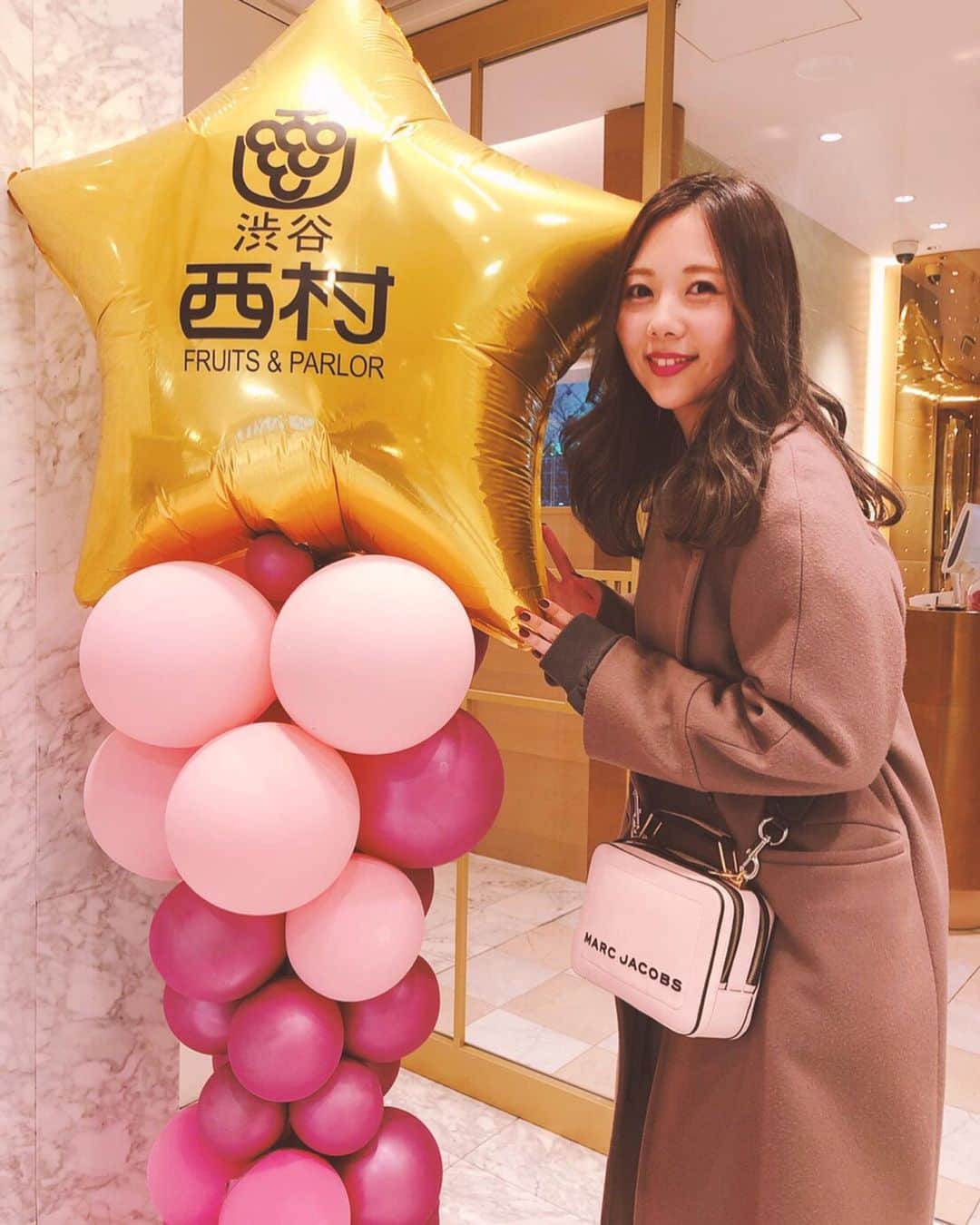 西村季里子のインスタグラム：「・ 西村、初西村へ行く🌟 東京にきて、渋谷に通って10年、 いつも気になってた西村へ やっと、初めて行けた日🥺✨✨ 西村を歓迎してくれてた🎈違 またすぐいきたいっ🤗 #西村#渋谷#渋谷西村#フルーツパーラー #フルーツパーラー西村#fruits#parlor #パフェ#あまおう#あまおうパフェ #ストロベリー#ストロベリーパフェ #follow#followme」