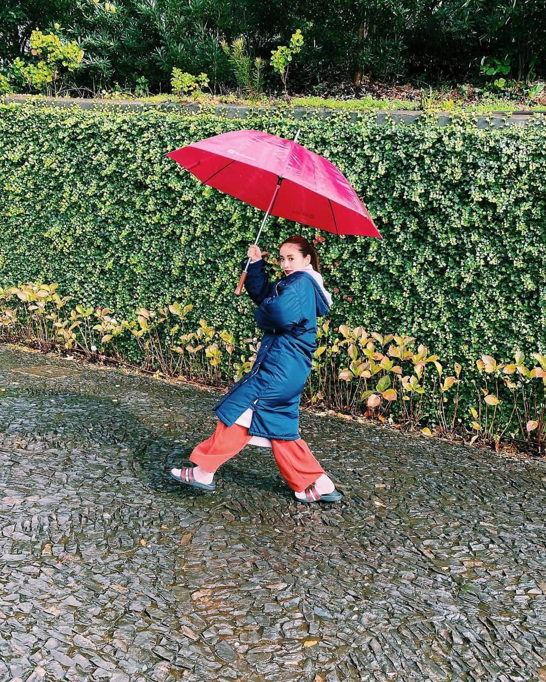 泉里香さんのインスタグラム写真 - (泉里香Instagram)「寒かった〜☔️けど、 撮り終わってからもオフショットに全力🦸‍♀️✨ #rikamadeira」2月16日 15時07分 - rika_izumi_