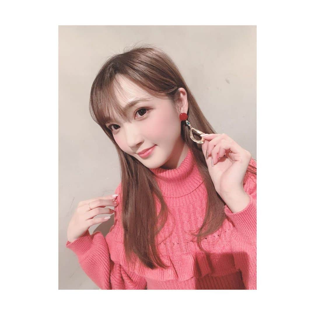 大本梨帆のインスタグラム：「みなみのハンドメイドアクセサリー『MiNMi』のピアス💓💓 可愛すぎる😍❤️ こーゆう大ぶりのピアスが好きなんだけどなかなか売ってないから大ぶりピアス好きな方は是非チェックしてみてね♡︎ ミンネで販売してるよ💕 #ピアス #ハンドメイド #ミンネで販売中 #MiNMi #followme #tagsforlikes #like4like #l4l #tflers #instagood  #selfie  #japanesegirl #japan #youtube  #팔로우 #팔로미 #일본 #女孩子 #수제품」