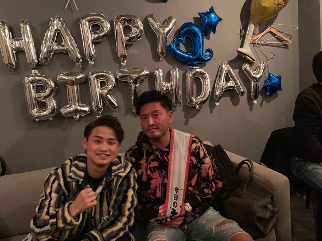 京口紘人のインスタグラム：「. . . 昨日はメインスポンサーである【cocolo】の大社長ジャイさんの誕生日会にサプライズで行ってきました🎂🎊 . . 人としても男としても尊敬してる人です🔥 . . 沢山の人に祝ってもらってるジャイさんを見て自分もこういった人間になりたいなと思いました😎 . . 素敵な42歳をお過ごし下さい。。。✨ . . #京口紘人 #cocolo #310 #556 #負けは腹切り #大切な心得」