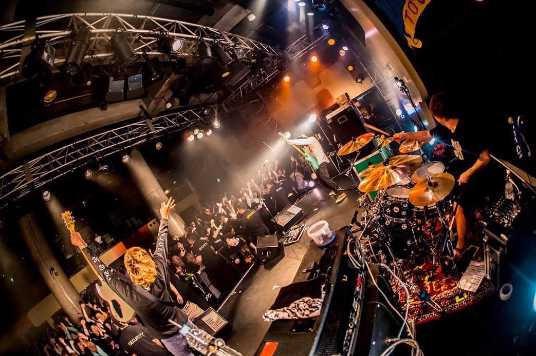須賀真太郎さんのインスタグラム写真 - (須賀真太郎Instagram)「2020.02.15 @渋谷duo MUSIC EXCHANGE HEY-SMITH presents "HAZIKETEMAZARE TOUR"  duoやるのかなり久々だったけど、いいライブハウスだね！ 凄い楽しかった！ 主催者のヘイスミスとかぶってるからどんなもんかと思ったけど、 そんなの心配する必要もなかった！沢山集まっててぐちゃぐちゃに暴れてて最高だったぜよ！！ 俺らを選んでくれてありがとう！ 集まってくれたみんなのアホみたいな（ステキな）顔がとてもいとおかったよ！（笑） ハジマザツアーいいね！ カズキ走ってる写真好きwww  photo by 岩渕直人」2月16日 15時42分 - sugacurry
