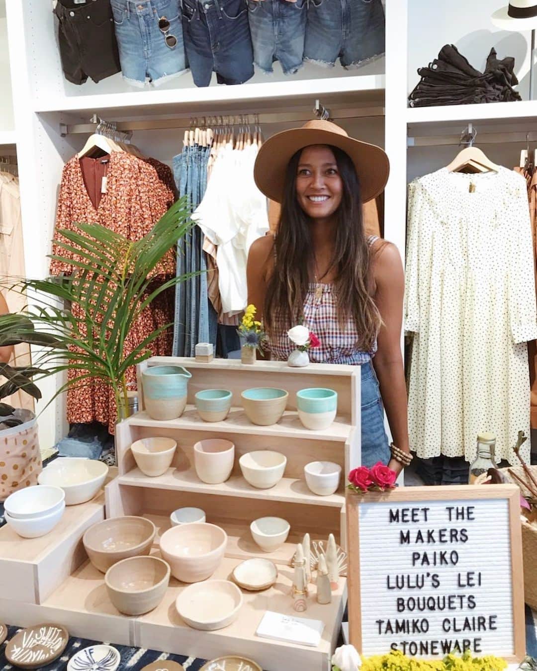 Tamikoのインスタグラム：「mahalos all around to those who came out and brought the love today to our little pop up in @madewell ala moana 🌈💗 the support keeps the dream and drive alive for local makers and artists! if you couldn’t make it today, you can still come by tomorrow, Sunday 2/16 from 1-4pm :) hope to see you there xx 明日またいるので遊びに来てください！待ってます〜 #everydaymadewell #tamikoclaire #ceramics」