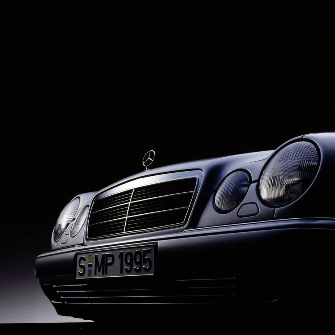 メルセデス・ベンツさんのインスタグラム写真 - (メルセデス・ベンツInstagram)「Let's call it a neo-classic. Take a deeper look into these four eyes.  #MBclassic #W210 #MercedesBenz #mercedesbenzclassic #ClassicCar #Car #Carsofinstagram #InstaCar 📸 via @mercedesbenzmuseum」2月16日 16時00分 - mercedesbenz