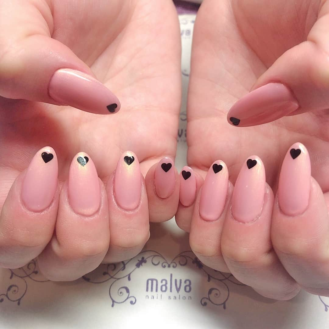 nailsalon malva（ネイルサロンマルヴァ）さんのインスタグラム写真 - (nailsalon malva（ネイルサロンマルヴァ）Instagram)「new❤︎⠀キャンペーン ⠀ ⠀ 【ベーシック028】⠀ パール感のあるピンクベージュに黒のハートのホログラムをのせたシンプルデザイン♡⠀ ⠀ ⠀ ⠀ 𝐬𝐰𝐢𝐩𝐞で動画もご覧ください☺︎⠀ ⠀ ⠀ ♥ 𝐧𝐚𝐢𝐥 𝐬𝐚𝐥𝐨𝐧 𝐦𝐚𝐥𝐯𝐚 ♥⠀ ⠀ ⠀ ご予約はLINEから⠀ LINE ID→《@malvaで検索🔍》⠀ ⠀ キャンペーンネイル・料金表は⠀ HPからご覧ください✯*･ :.｡⠀ ▶︎http://www.malvanail.com/sp/⠀ ⠀  #malva#nailsalonmalva#ネイル#nail#nailart#naildesign#nailstagram#beautysalonmalva#gel#ジェルネイル#ネイルデザイン#原宿ネイル#ネイルサロン#ネイルチップ#森絵里香#malvaネイル#お洒落ネイル#ネイリスト募集#美甲#fashion#春ネイル#네일#젤네일#甲油#指甲#beauty#エニシーグローパック正規取扱店#エニシーグローパック#リアムール正規取扱店#エキスパートローション」2月16日 16時00分 - malva_nail