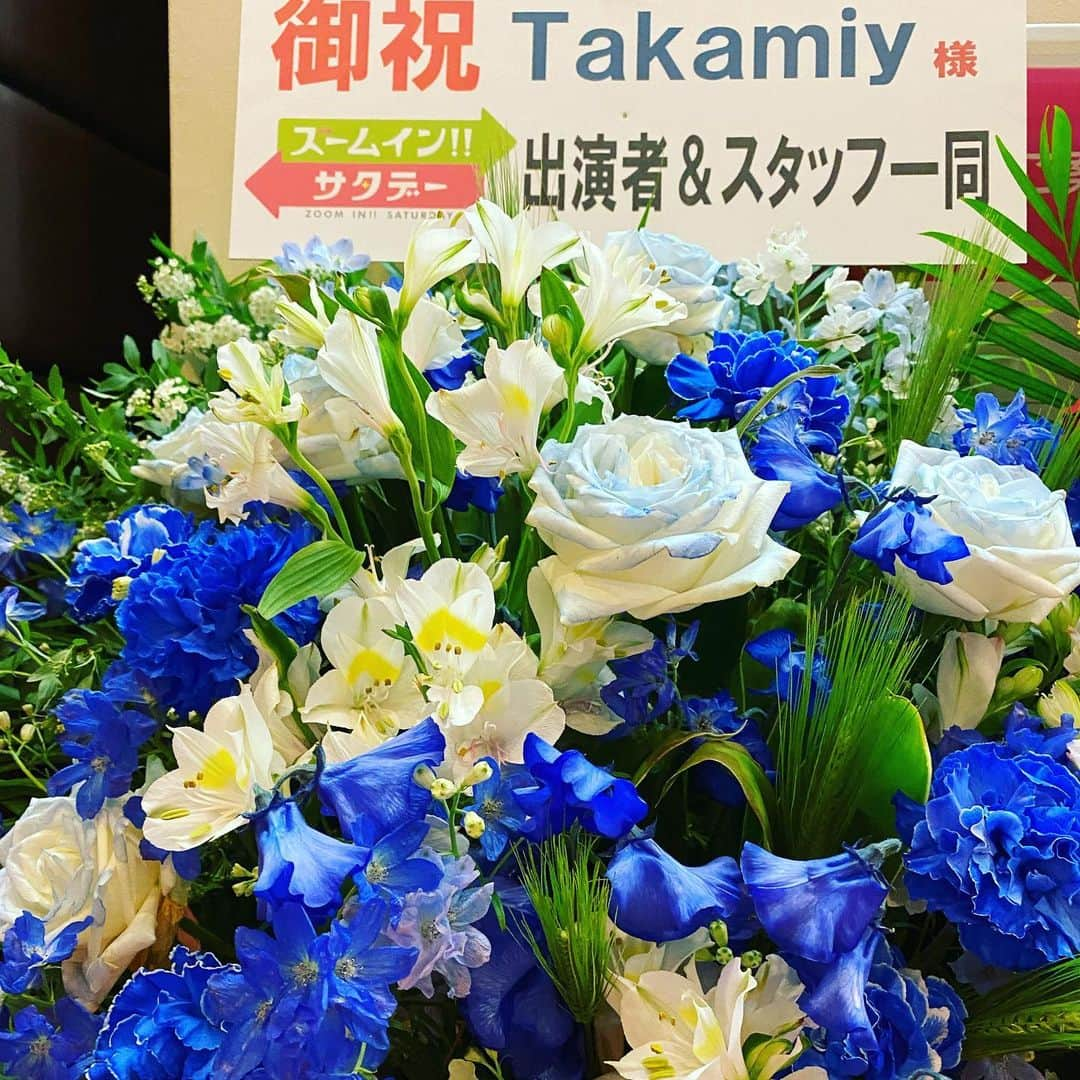 望月理恵さんのインスタグラム写真 - (望月理恵Instagram)「昨日、タカミー高見沢俊彦さんのライブへ行ってきました！  こんなかっこいい人が この世にいるなんて。。。 人間のはずがない！！ と思っています。  #高見沢俊彦　さん #65歳 ＃ソロライブは激しめです。 #メタルバレンタインズDAY #ズムサタからのお花。 #4月からはTHE ALFEEの ツアーも始まります。 #46周年」2月16日 16時18分 - mochiee28