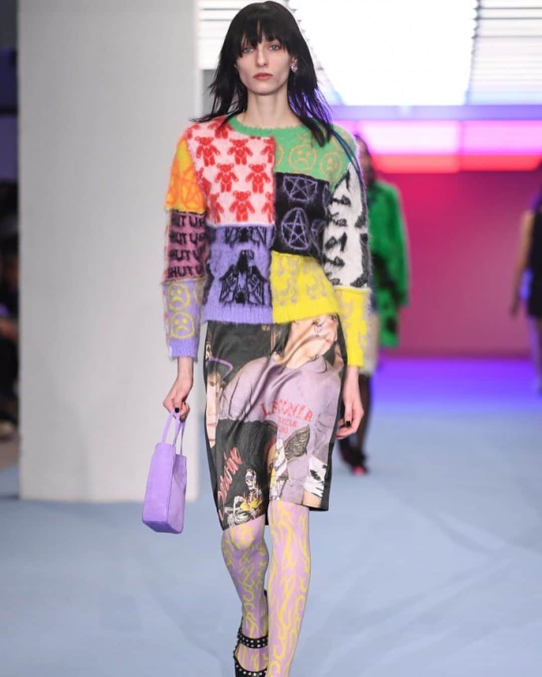 Apparel-web.comさんのインスタグラム写真 - (Apparel-web.comInstagram)「「アシュリー ウィリアムズ（Ashley Williams）」が、2020秋冬コレクションを英ロンドンで発表。アッシュリーの好きなもので図案をおこしたというプリントが印象的。 #ashleywilliams #lfw #london  #fashionweek #fashion #style #AW2020 #ファッション #コレクション #アシュリーウィリアムズ @ashleywilliamslondon @apparelweb」2月16日 16時22分 - apparelweb