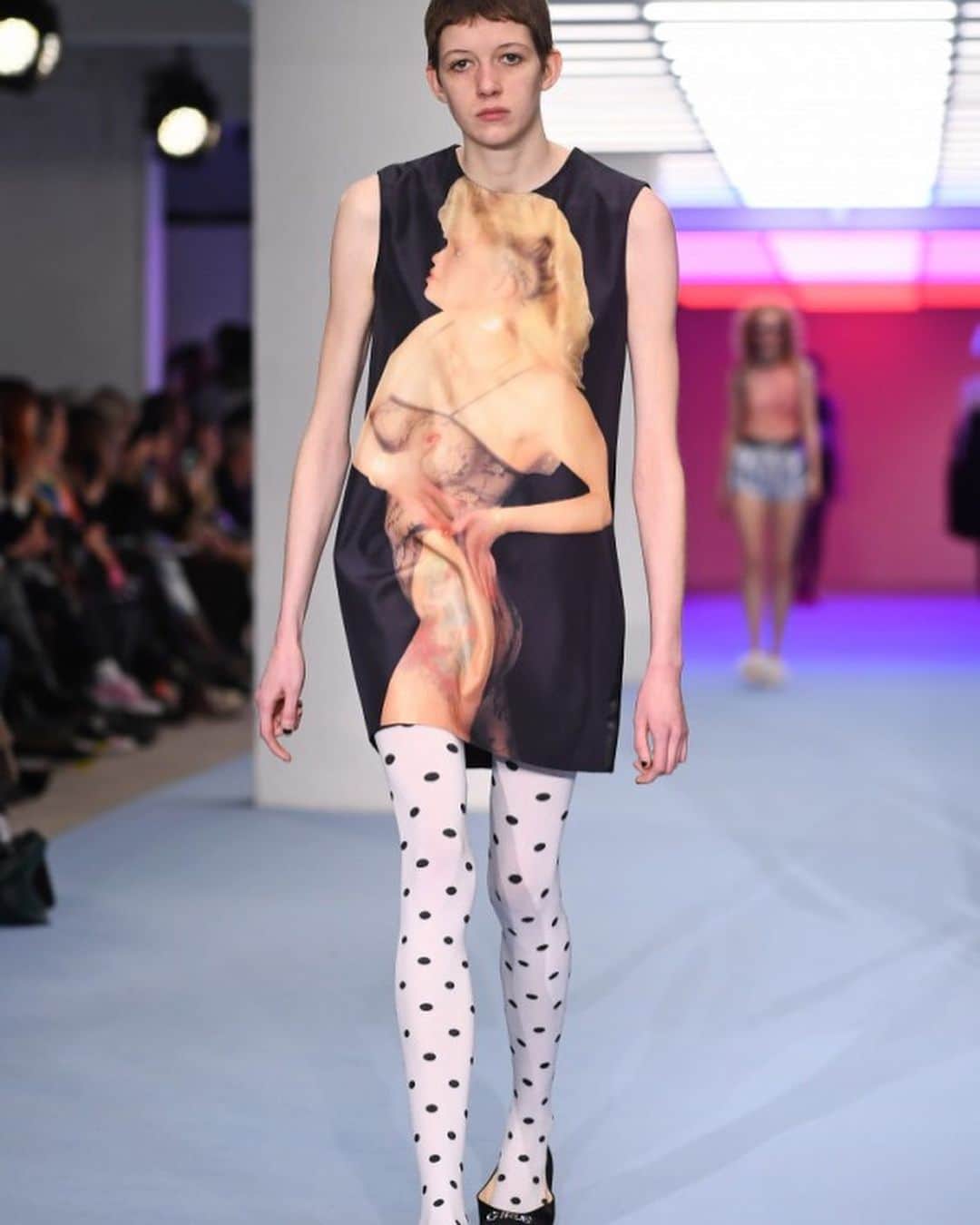 Apparel-web.comさんのインスタグラム写真 - (Apparel-web.comInstagram)「「アシュリー ウィリアムズ（Ashley Williams）」が、2020秋冬コレクションを英ロンドンで発表。アッシュリーの好きなもので図案をおこしたというプリントが印象的。 #ashleywilliams #lfw #london  #fashionweek #fashion #style #AW2020 #ファッション #コレクション #アシュリーウィリアムズ @ashleywilliamslondon @apparelweb」2月16日 16時22分 - apparelweb