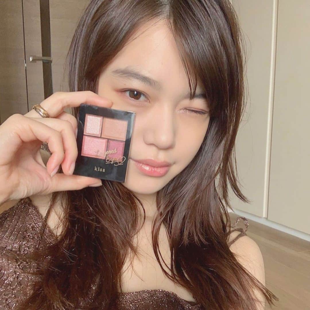 野崎智子さんのインスタグラム写真 - (野崎智子Instagram)「質感ミックスのアイカラーパレット新発売💓 上品にツヤめく目もとになるよ 重ね方を変えたりしてニュアンスの違うアイメイクに🌸 @kiss.cosmetics  #kissコスメ #レイヤードアイズ #PR」2月16日 16時25分 - tomoconozaki