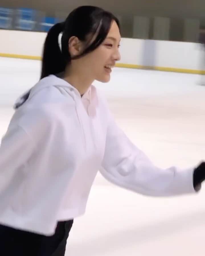 HILOCO aka neroDollのインスタグラム：「⛸⛸💕 Iceskate for the first time since I was kid⛄️💨✨✨ 久々にスケート！楽しかった〜🧤 子どもの頃に地元滋賀ではよく行ったけど、大阪は難波にあったなんて🤭 動画は上手く滑れた部分で実は何回も転びまくり（笑）身体が覚えてるうちにまた行こう⛄️💭✨✨ . . . . . #offdayfun #wintersports #iceskate #iceskates #アイススケート #⛸ #⛸ #スケートリンク #スケート #スケートファッション #スケート女子 #大阪 #難波 #心斎橋 #スケート場 #iceskateing #iceskate #iceskating #osaka #namba #winterfashion2020 #uniqlo #ユニクロ #ドライソフトスウェットプルパーカ #uniqloコーデ #スケート場 #⛄️❄️ #スポーツコーデ #スポーツ女子 #スポーツ好き #スポーツファッション #sportswearstyle #sportswear」