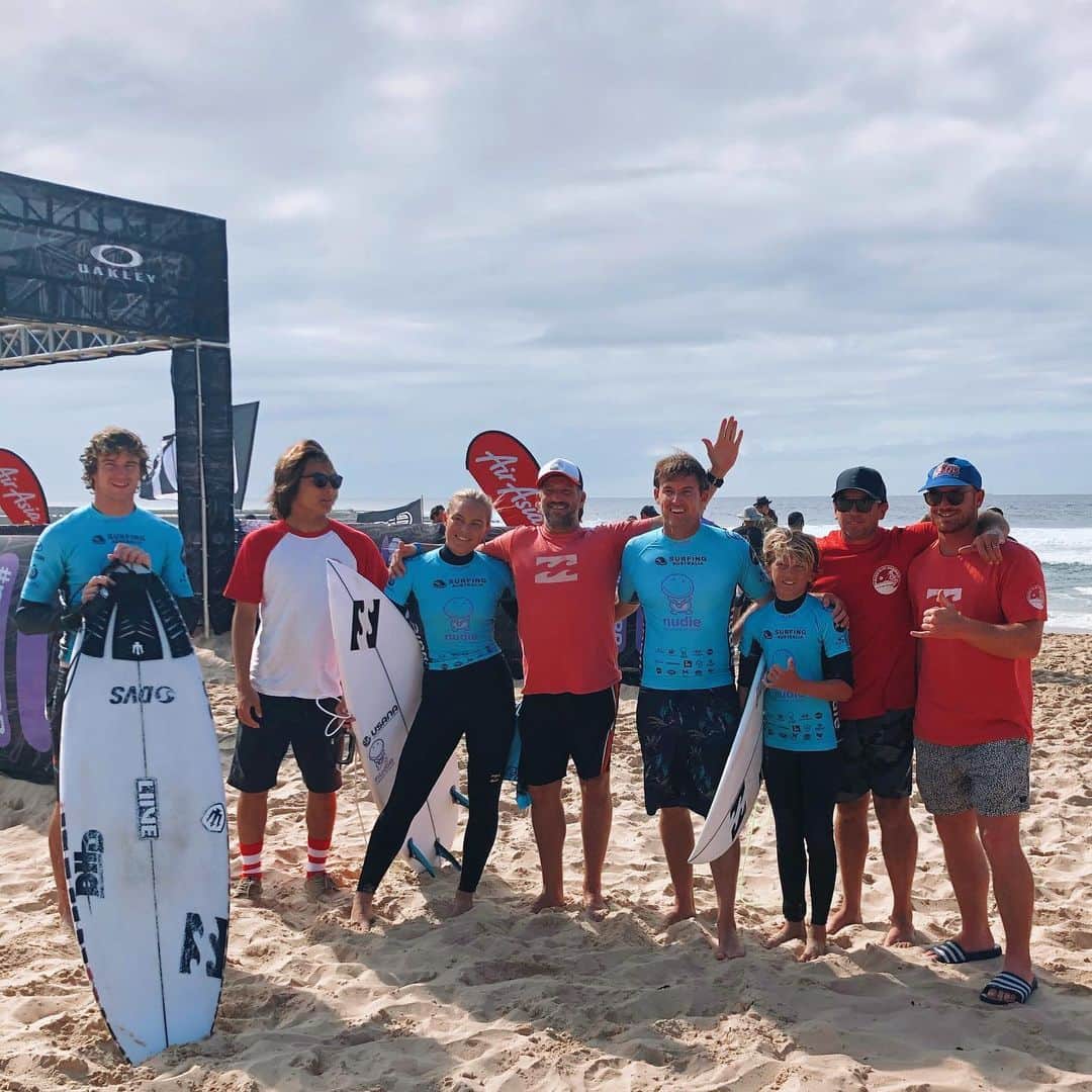 フェリシティー・パルマティアーのインスタグラム：「Well, I couldn’t help myself! The action on day 1 at the @nudiejuice Australian Boardriders Battle was all-time! So good to risk it and get back in the water for @burleigh_boardriders and make the semi-finals! Good job team! Also thanks to @airasia and @surfingaus #nudieABB2020 #ABBVII」