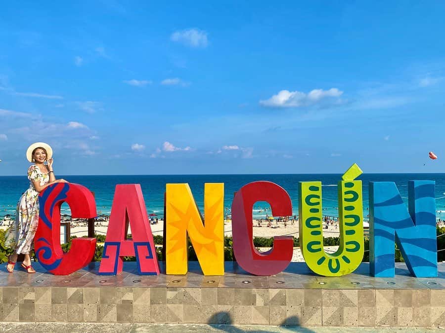 坂井雪乃さんのインスタグラム写真 - (坂井雪乃Instagram)「First Cancún🌏✈️✨✨ メキシコからカンクンに移動してCOUNTDOWNを過ごしました✌️💛 . Cancúnと言えば『Mirador』と呼ばれているドルフィンビーチにあるCANCUNのモニュメント🧡💙💚💗 カリブ海を一望できて最高に気持ちがいい🌈🌴🌺✨ かなり並んだけど行く価値のある場所でした🥰❤️ パラパラ漫画風に👉👉 . . カウントダウンのガラパーティーではスペシャルディナーを食べたり、みんなでダンスをしたりととても華やかでした💃🕺❤️ 花火も上がって海外感を大満喫🎇🎆 気持ちよくほろ酔いでまともな写真がほぼないのが悔やまれる😂 . #雪乃の弾丸トラベラー #カンクン #Cancún #mirador  #ドルフィンビーチ #美脚トレーナー　🤸‍♀️👠💖✨」2月16日 16時30分 - yukino_sakai