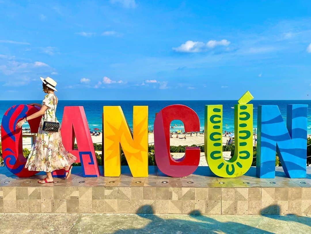坂井雪乃さんのインスタグラム写真 - (坂井雪乃Instagram)「First Cancún🌏✈️✨✨ メキシコからカンクンに移動してCOUNTDOWNを過ごしました✌️💛 . Cancúnと言えば『Mirador』と呼ばれているドルフィンビーチにあるCANCUNのモニュメント🧡💙💚💗 カリブ海を一望できて最高に気持ちがいい🌈🌴🌺✨ かなり並んだけど行く価値のある場所でした🥰❤️ パラパラ漫画風に👉👉 . . カウントダウンのガラパーティーではスペシャルディナーを食べたり、みんなでダンスをしたりととても華やかでした💃🕺❤️ 花火も上がって海外感を大満喫🎇🎆 気持ちよくほろ酔いでまともな写真がほぼないのが悔やまれる😂 . #雪乃の弾丸トラベラー #カンクン #Cancún #mirador  #ドルフィンビーチ #美脚トレーナー　🤸‍♀️👠💖✨」2月16日 16時30分 - yukino_sakai