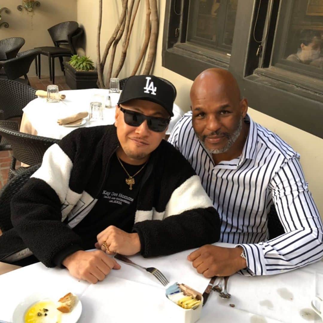 Kayzabroのインスタグラム：「バーナードホプキンスと一緒に🥊  オスカー・デ・ラ・ホーヤに勝って史上初めて主要4団体の王座を統一した伝説のチャンプ🏆 アイスリンク社長とのランチミーティングで #bernardhopkins #icelink #champion」