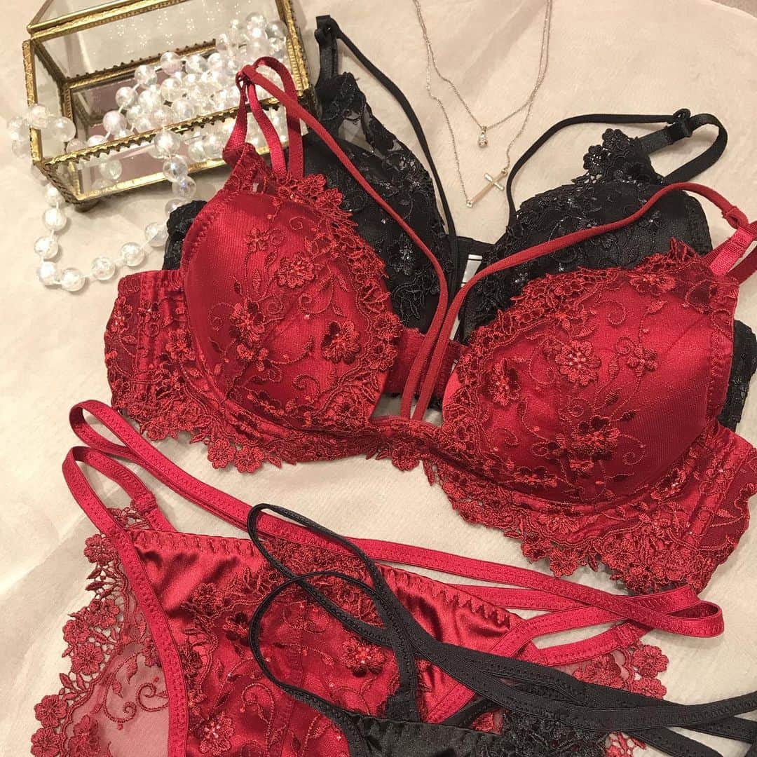 Ravijour札幌4丁目プラザ店のインスタグラム：「#comingsoon . SSコレクション第2弾が2/21より販売開始✨ 「フラワークラウン」  既にご予約も頂いております！ ありがとうございます💓  ぜひ見にいらしてくださいね❤️❤️ .  #ravijour  #ラヴィジュール  #ravijourstaff  #ravijoursapporo #ravijourofficial  #新作 #ランジェリー #ブラセット」