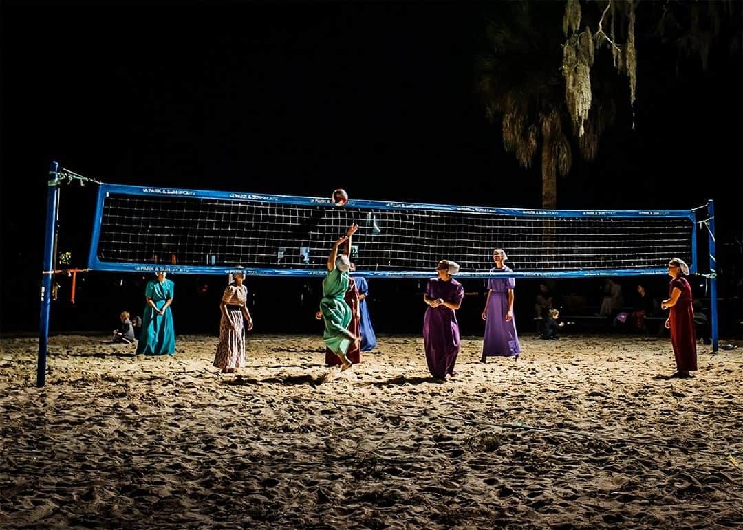 のインスタグラム：「Photo by @dina_litovsky | Young Amish women play a night volleyball game in Pinecraft, Florida. Pinecraft is a small community in Sarasota, Florida, where Amish and Mennonites from all over the United States vacation each winter. Dubbed Amish Las Vegas, Pinecraft is a unique place where different Anabaptist denominations escape the cold and mingle among each other. The usual rules are a bit looser, as a blind eye is turned to the use of cell phones, cameras, and bicycles, and recreational activity is encouraged. For more images, follow me @dina_litovsky.」
