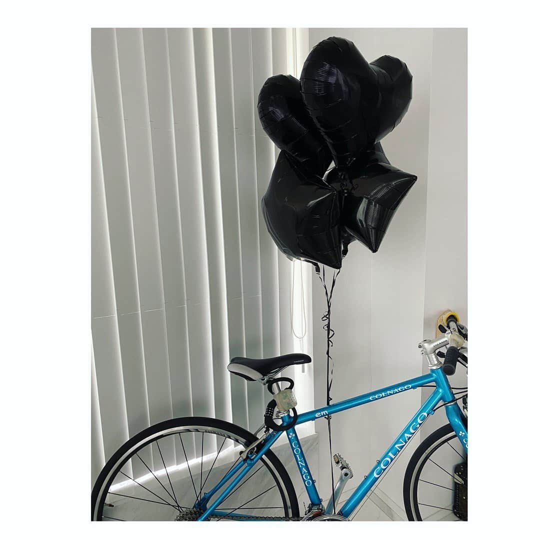 望月理恵さんのインスタグラム写真 - (望月理恵Instagram)「もらった風船は 自転車にくくりつけました。  またさらに自転車に乗らない🤣 #春になったら乗るつもりです。 #コルナゴ #部屋に置いてるほうが絵になる #そういう問題じゃないか。」2月16日 16時43分 - mochiee28