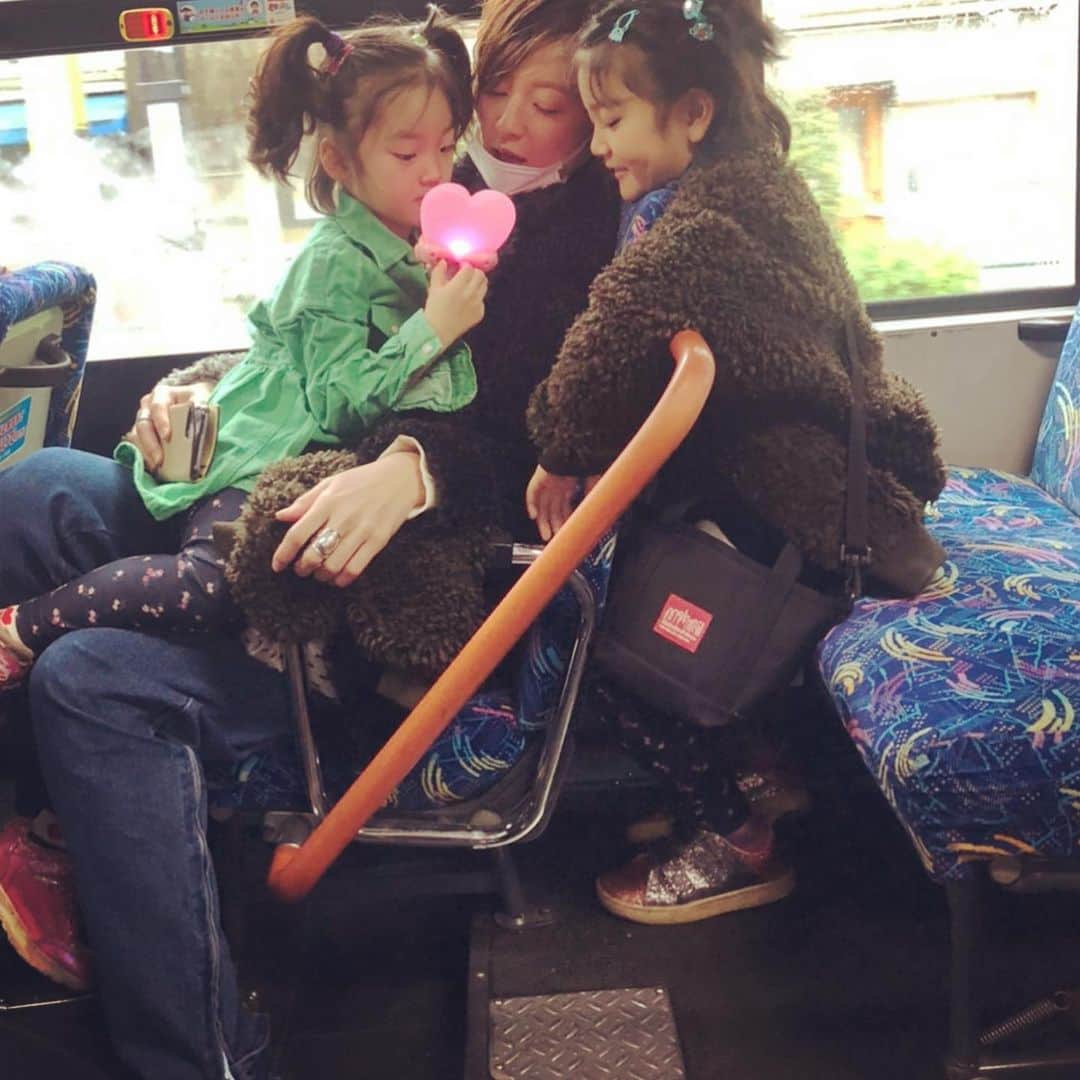 西山茉希さんのインスタグラム写真 - (西山茉希Instagram)「お出かけって なんでこんなに疲れるあるある。  #まずもって近い #まとわるーズ #まずもって抱っこ #結局抱っこ  筋トレじゃないよ。 おでかけだよ。  #友の親子と出発 #友の親子と合流 #友の親子を発見  どんどん増えたツアー日和。 チビーズのハッピー詰め込み曜日。  帰路の睡眠により重量アップ。 泣ける。 いや、笑う。  #せっかくの初スポットで #記念写真だって撮っちゃうんだから #任天堂  パワー溜めたらまたいこね。 オラにセンズを。」2月16日 16時46分 - maki.nshiyama50