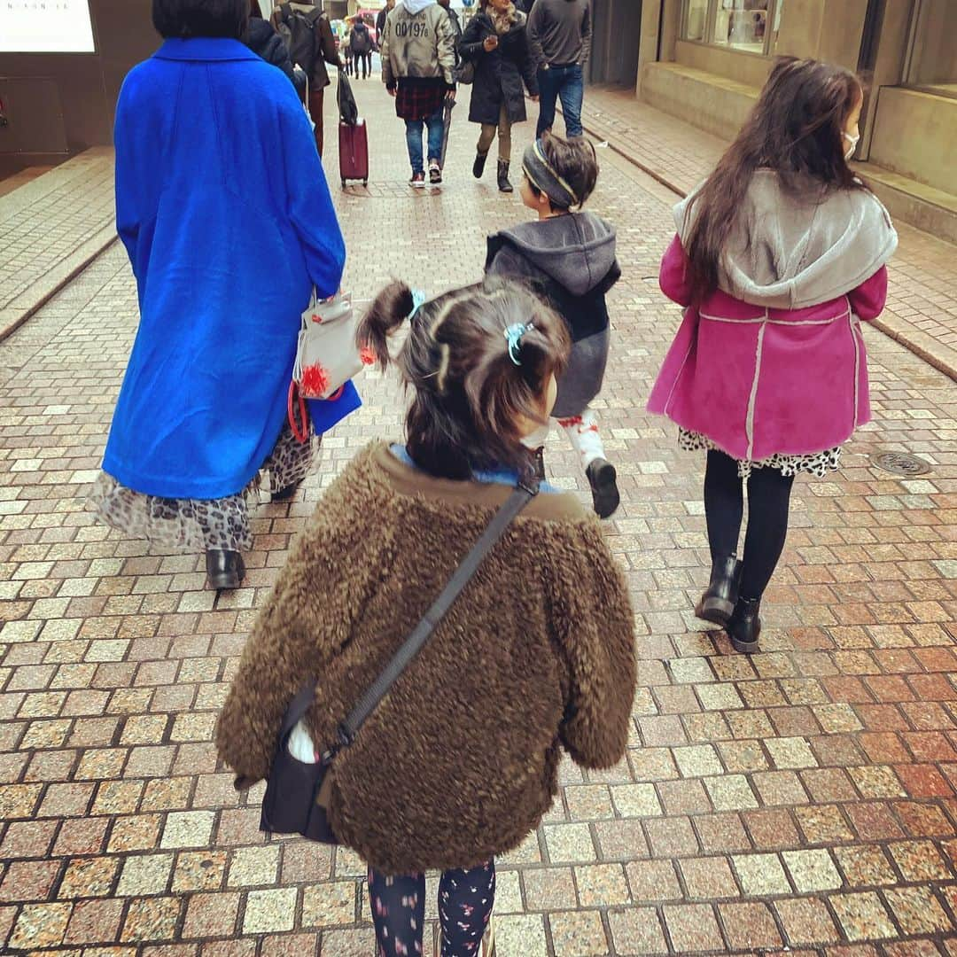 西山茉希さんのインスタグラム写真 - (西山茉希Instagram)「お出かけって なんでこんなに疲れるあるある。  #まずもって近い #まとわるーズ #まずもって抱っこ #結局抱っこ  筋トレじゃないよ。 おでかけだよ。  #友の親子と出発 #友の親子と合流 #友の親子を発見  どんどん増えたツアー日和。 チビーズのハッピー詰め込み曜日。  帰路の睡眠により重量アップ。 泣ける。 いや、笑う。  #せっかくの初スポットで #記念写真だって撮っちゃうんだから #任天堂  パワー溜めたらまたいこね。 オラにセンズを。」2月16日 16時46分 - maki.nshiyama50