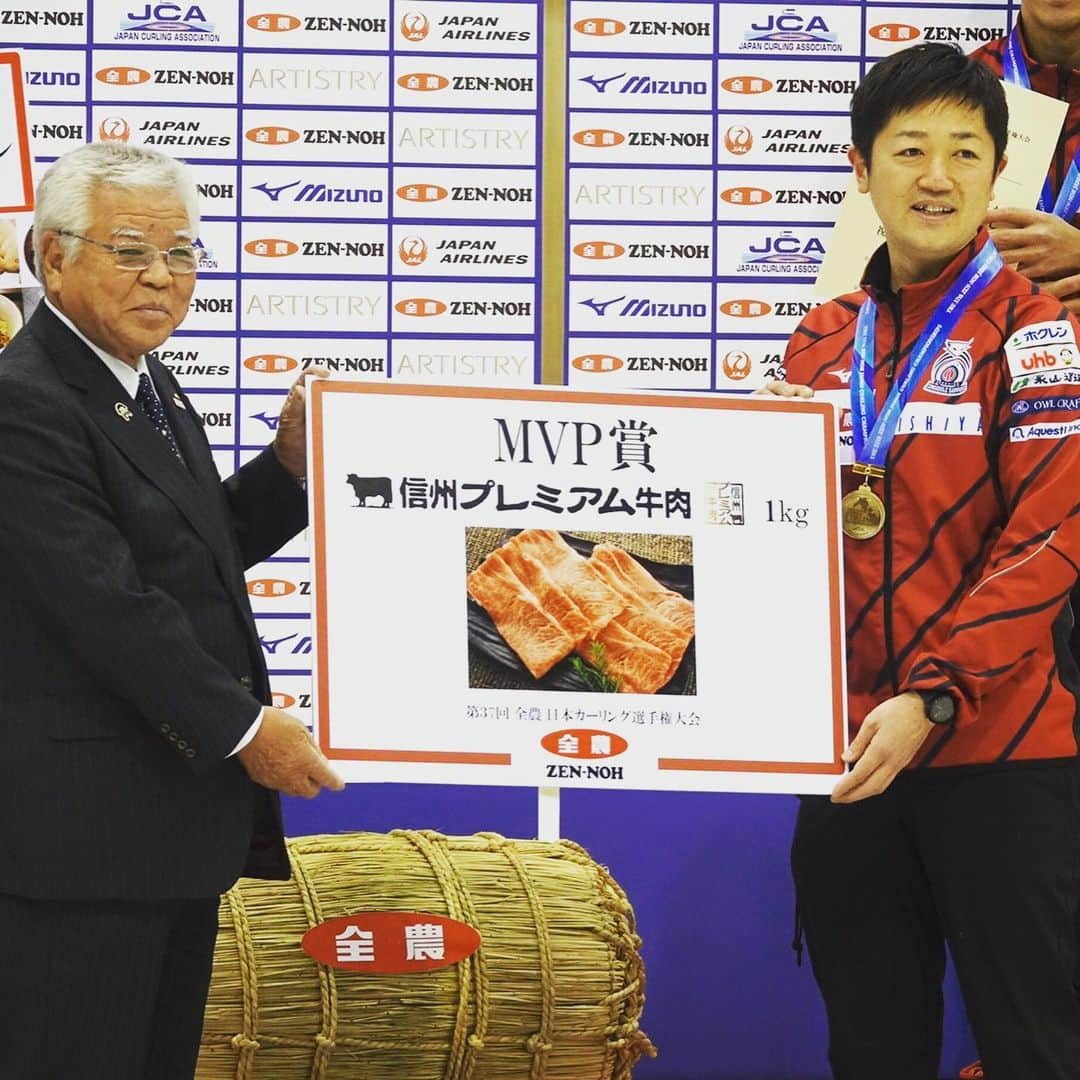 阿部晋也さんのインスタグラム写真 - (阿部晋也Instagram)「日本選手権連覇達成です🏆 今回はMVPまでいただいてしまいました🎖 チームメイト・スタッフの皆に感謝です。 参加された選手・大会関係者の皆さんありがとうございました。 また、連日の応援本当にありがとうございました‼️ #全農日本カーリング選手権大会 #北海道コンサドーレ札幌 #コンサドーレカーリング チーム #カーリング  #HardlineNation #次はMD」2月16日 16時49分 - shinyabe106