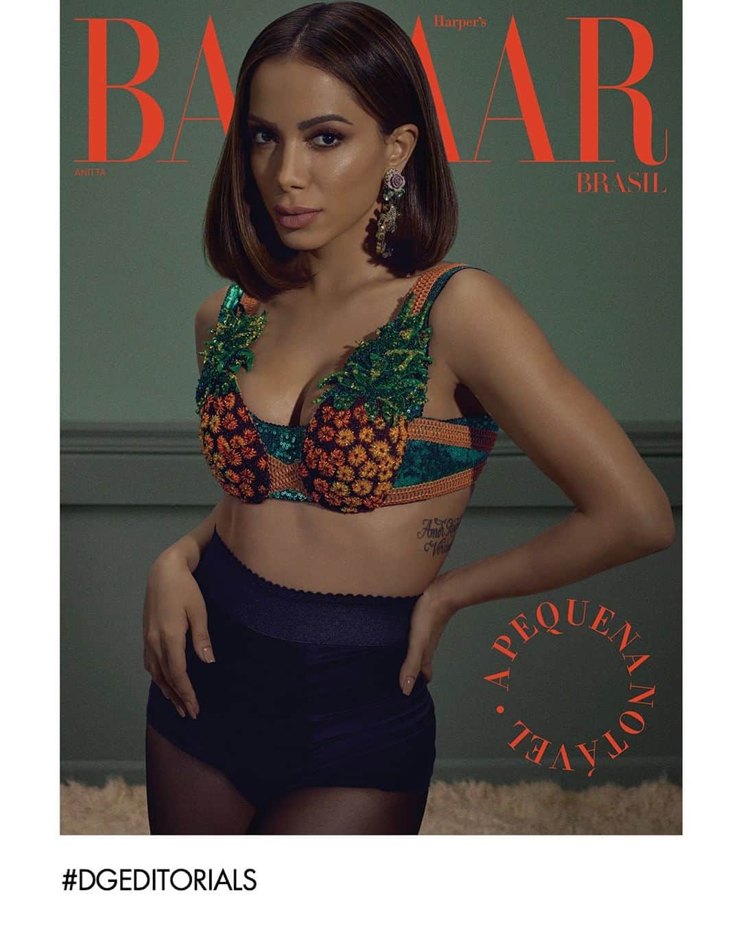 のインスタグラム：「Anitta wears Dolce&Gabbana on the cover of @bazaarbr. Photographer: @guipaganini Art direction: @thiagobatistadesign Styling: @andph3 Beauty: @silviogiorgio #DolceGabbana #DGWomen #DGCelebs #DGEditorials」