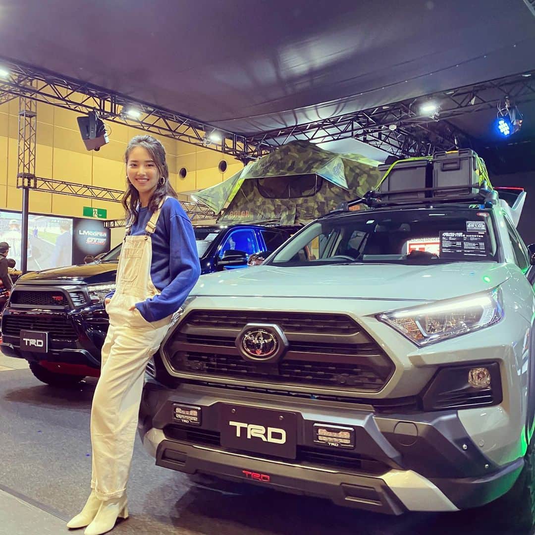のインスタグラム：「最終日でした🙏🙏🙏 来てくれた皆様ありがとうございました！ TRD仕様のハイラックスとRAV4実用的でかっこいい！ TRDのスタッフさん五味さんありがとうございました！ またお仕事ご一緒できますように！ #rav4#hilux#trd#ハイラックス 衣装は　@brixtonwomens」