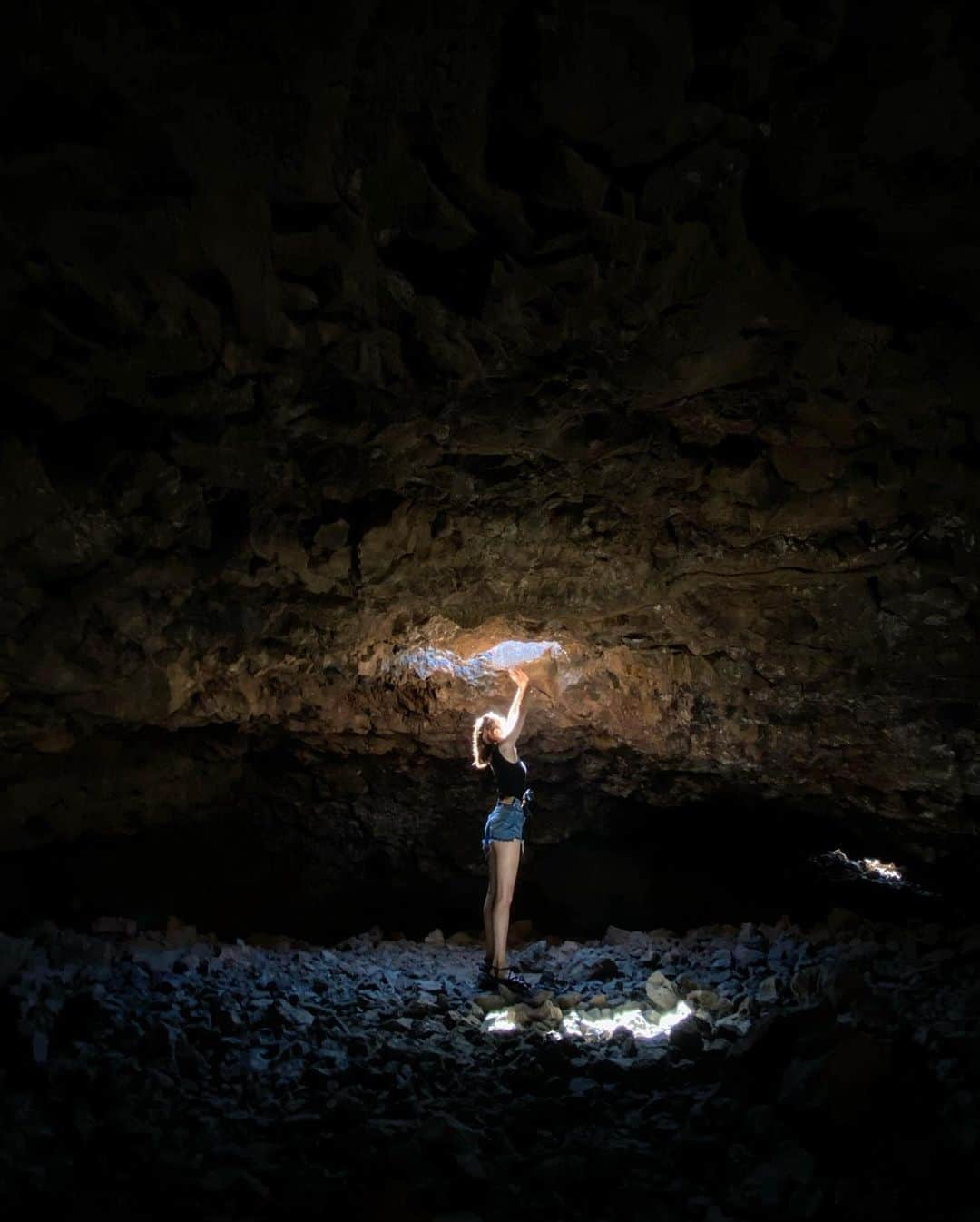 有末麻祐子さんのインスタグラム写真 - (有末麻祐子Instagram)「オーラの洞窟🧘🏽‍♀️ それぞれ違った光かたして、面白かった🧚🏼‍♀️🌟 ハワイ島に行った際には是非行って欲しいパワースポット🧜🏻‍♀️」2月16日 17時03分 - mayukoarisue