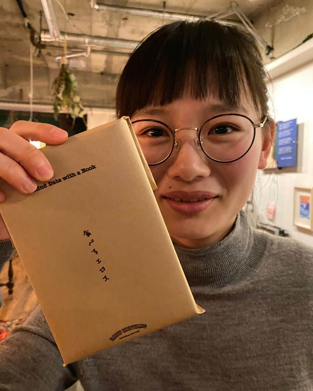 柴田紗希さんのインスタグラム写真 - (柴田紗希Instagram)「@snow_shoveling ...📚 駒沢の奥にこんなスポットがあるなんて。 すごい本を辻さんに持たせてしまったが表情が良いもんで♡笑(一言でこの本の感想を表してる中身分からないわくわくする本がありました人にプレゼントしたいやつ) 隠れ家だった、また行きたいね。 #東京の隠れ家」2月16日 17時03分 - shibasaaki