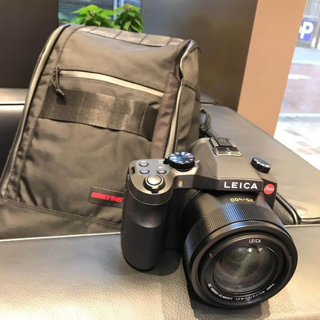 Omotecho Style Storeさんのインスタグラム写真 - (Omotecho Style StoreInstagram)「LEICA V-LUX (Typ114) オールラウンドな人気のカメラです。 35mm判換算で25mm〜400mmと幅広いズームレンズ搭載。  新品一台のみございます。 税抜¥170,000  #Leica#Leica V-LUX#Typ114#ライカ#ライカコンパクトカメラ#ライカカメラ#V-LUX#新品カメラ#希少カメラ#便利なカメラ#使いやすいカメラ」2月16日 17時04分 - omotechostylestore