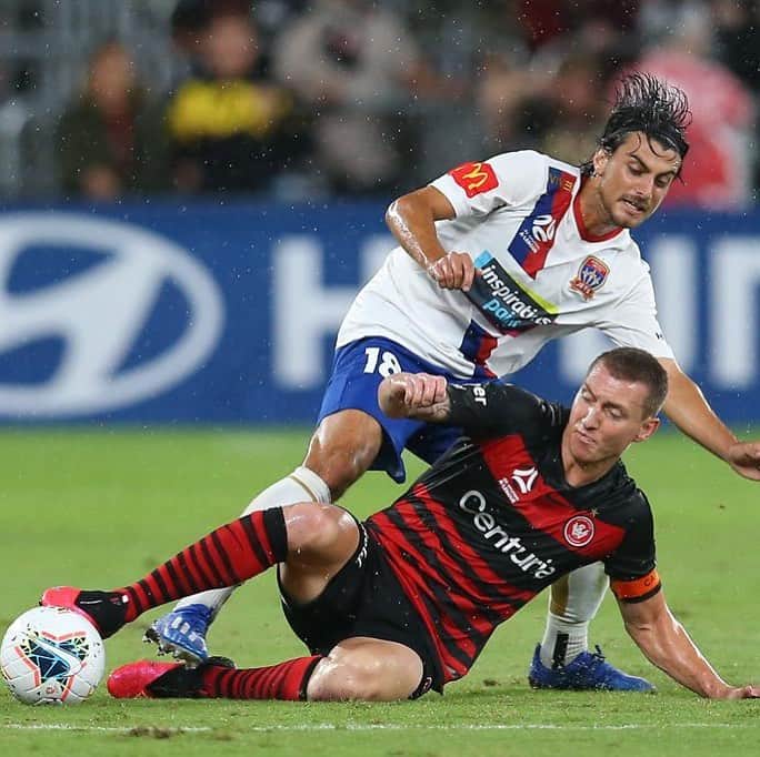 ミッチェル・デュークのインスタグラム：「Game by game we will keep fighting for finals football! #believe 👊🏼🔴⚫️」