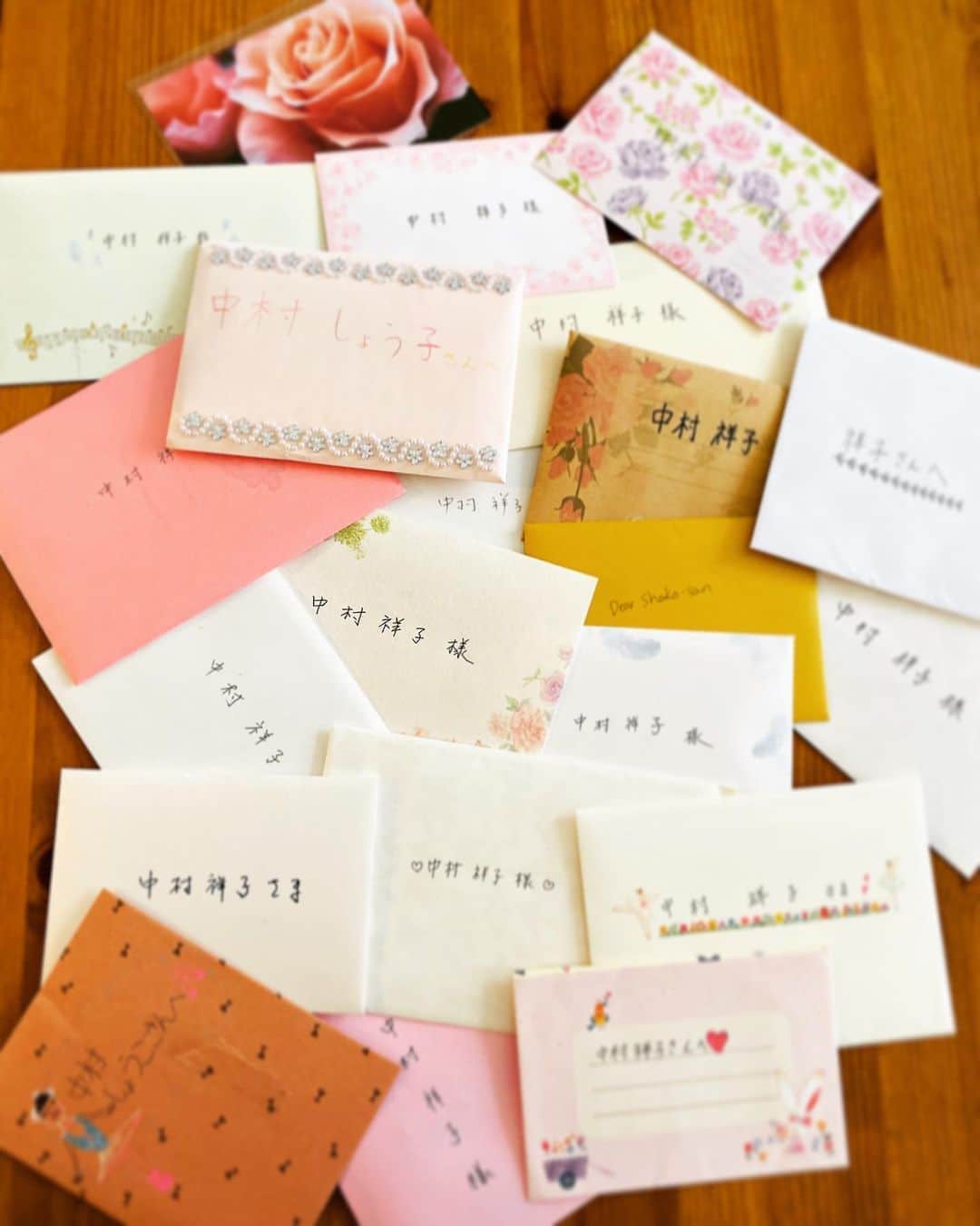 中村祥子のインスタグラム：「白鳥の湖の際には、たくさんのお手紙やメッセージを頂きました。 やっと全てのメッセージを読ませて頂き、読みながらニヤけることもあり🥰 感動あり、微笑ましいメッセージもあり、た〜くさんの気持ちを頂きました❤️ 「もう言葉にできないくらいの感動の気持ちで… どう表現していいのか…」というメッセージが多く、その気持ちそのままでいいんだと思います☺️✨言葉にならない感情が心に響いてもらえているのであれば👍最高に嬉しい、それをそのまま受け入れててほしいです。 息子と同じくらいの子供たちからの可愛らしいお手紙やメッセージもたくさんありました😊舞台を観ること、そして舞台に立つことがなにより良い刺激、良い経験✨私も次への舞台に向け、どう自分が立ち向かうのか楽しみです😉🍀 @yumikoinoueballet さんの素敵な写真✨✨」