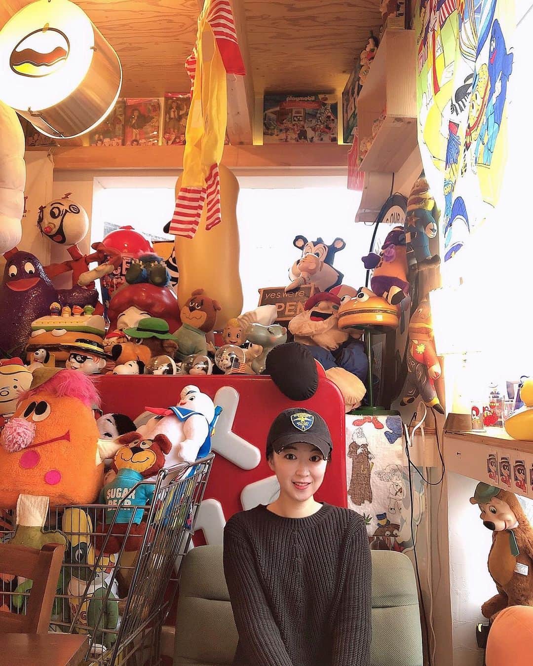 カン・ハンナさんのインスタグラム写真 - (カン・ハンナInstagram)「.﻿ ﻿ ﻿ 久々に日曜の朝らしい時間を過ごしました💜　﻿ ﻿ ﻿ ここはどこでしょうか☺️ ﻿ ﻿ ﻿ ﻿ ﻿ ﻿ ﻿ ﻿ #日曜の朝 #キャップ #帽子﻿ #いつもの可愛い空間﻿ #アメリカヴィンテージ﻿ #ヴィンテージ #可愛い　﻿ #原色の世界 #リフレッシュ﻿ ﻿ ﻿ ﻿」2月16日 17時35分 - kang_hanna_jp