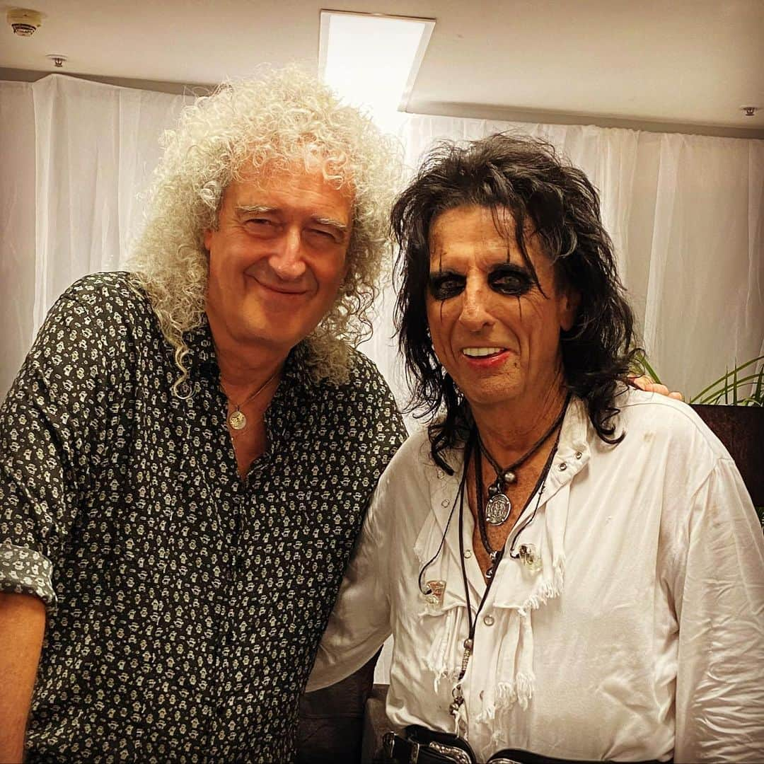 ブライアン・メイさんのインスタグラム写真 - (ブライアン・メイInstagram)「Catching up with an old friend backstage at ANZ Stadium Fire Fight Australia.  Alice is way beyond cool ! Bri」2月16日 17時38分 - brianmayforreal