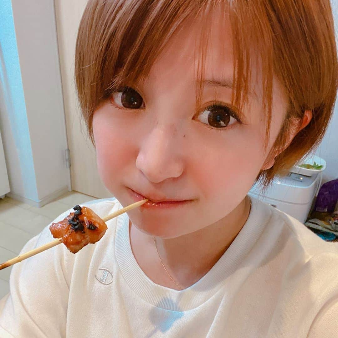 矢口真里さんのインスタグラム写真 - (矢口真里Instagram)「夫ちゃんが、Iwataniさんの焼き台をいきなり買ってきて、お家で焼き鳥を焼いてくれました😂✨ ・ 昔焼き鳥屋さんでアルバイトしてた経験もあり、串の刺し方や焼き加減、塩加減、タレ加減も絶妙で、めちゃくちゃ美味しかったです！！ しかも、私は皮は良く焼いてほしい人なのですが、なにも言ってないのに皮がパリッとしてて最高でした😭✨ そんでもってシメに親子丼まで😭✨プロ級✨ とにかくお家で贅沢させていただきましたよ😂✨ 本当にありがとう✨ ・ お店をやるとしたら、お店の名前は『焼き鳥三男坊』と決めているらしいw まずは友達から招待してみよっと😋✨」2月16日 17時49分 - mariyaguchi_official