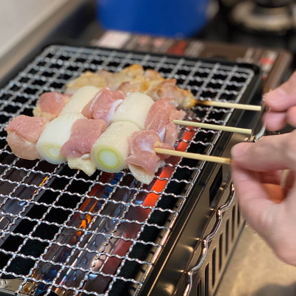 矢口真里さんのインスタグラム写真 - (矢口真里Instagram)「夫ちゃんが、Iwataniさんの焼き台をいきなり買ってきて、お家で焼き鳥を焼いてくれました😂✨ ・ 昔焼き鳥屋さんでアルバイトしてた経験もあり、串の刺し方や焼き加減、塩加減、タレ加減も絶妙で、めちゃくちゃ美味しかったです！！ しかも、私は皮は良く焼いてほしい人なのですが、なにも言ってないのに皮がパリッとしてて最高でした😭✨ そんでもってシメに親子丼まで😭✨プロ級✨ とにかくお家で贅沢させていただきましたよ😂✨ 本当にありがとう✨ ・ お店をやるとしたら、お店の名前は『焼き鳥三男坊』と決めているらしいw まずは友達から招待してみよっと😋✨」2月16日 17時49分 - mariyaguchi_official