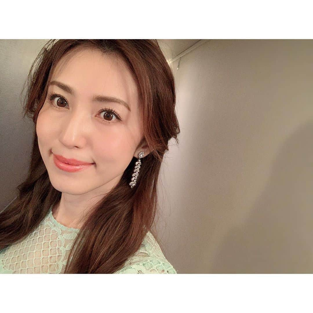 有村実樹さんのインスタグラム写真 - (有村実樹Instagram)「🎤﻿ SENSAIトークショー✨ ﻿ あいにくのお天気でしたが沢山の方々が見に来てくださり、楽しいイベントになりました☺️﻿ ﻿ ありがとうございます♪﻿ ﻿ ﻿ ﻿ ファンデーションだけでツヤを作り込もうと思うとどんどん厚塗りになりがち。﻿ ﻿ 理想のツヤ肌作りはスキンケアの段階からしっかり保湿することが大切！﻿ そのツヤを消さないようにファンデーションは薄く！がシルクスキンのポイントです🌟﻿ ﻿ ﻿ ﻿ センサイのスキンケアは﻿ 化粧水&乳液﻿ 化粧水&クリーム﻿ ﻿ 好きなテクスチャーで選べる2ステップのスキンケアで完了するのに、油浮しない、しっとり保湿肌が叶いますよ😊﻿ ﻿ 下地はセンサイなパールで一気に肌トーンを上げてくれるし、ファンデーションもピタッと薄いツヤを出してくれます。﻿ ﻿ ﻿ 阪急うめだ本店のSENSAIのイベントは18日まで行われています。﻿ ぜひ足を運んでみてくださいね💕﻿ ﻿ ﻿ ﻿ ﻿ ﻿ ﻿ ﻿ 最後の衣装は、﻿ ﻿ 👗グリーンワンピ→ @graceclassofficial 🌟イヤリング→ @abiste_official﻿ 👠ヒール→@kanematsu_official﻿ ﻿ ﻿ ﻿ ﻿ #トークショー #sensai #センサイ #阪急うめだ #大阪 #イベント #美容 #beauty #event #メイク #スキンケア #シルクスキン #衣装 #ワンピース #春服 #イベント服 #ベースメイク ﻿」2月16日 17時51分 - arimura_miki