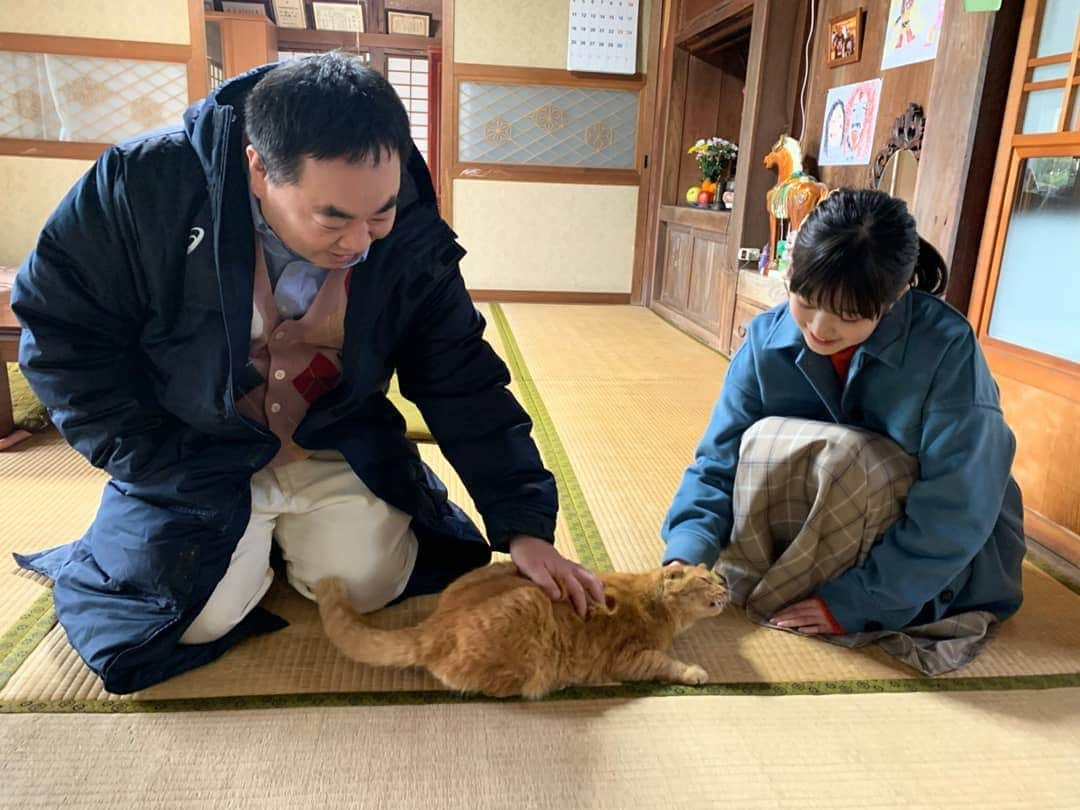 東海テレビ「いつかこの雨がやむ日まで」さんのインスタグラム写真 - (東海テレビ「いつかこの雨がやむ日まで」Instagram)「#お猫さま　#パパ恋　#オトナの土ドラ　#パパがも一度恋をした #小澤征悦　#塚地武雅　#福本莉子」2月16日 17時59分 - dodra_tokaitv