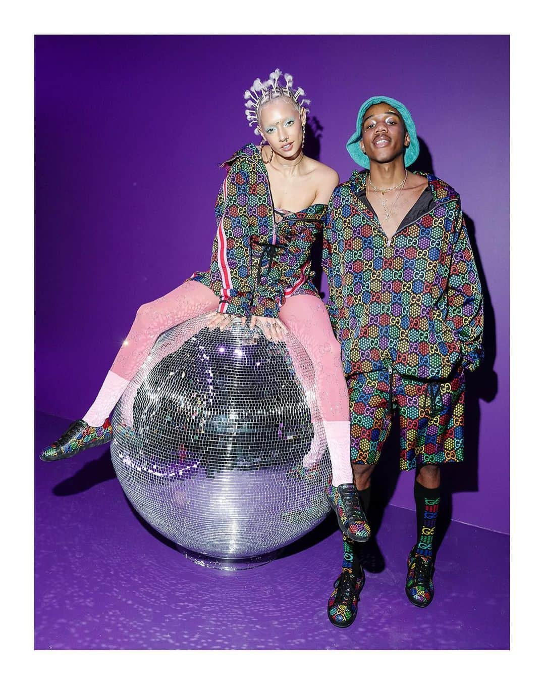 グッチさんのインスタグラム写真 - (グッチInstagram)「Celebrating the launch of the #GucciPin 📍 temporary store in Chicago, featuring the #GGPsychedelic lineup of luggage, accessories, shoes and ready-to-wear with the allover multicolor GG and stars print designed by @alessandro_michele. Guests included: @kikilayne, @officialspikelee with @satchellee and @sirjacksonlewislee, rapper Polo G @polo.capalot, Nick Young @swaggyp1, #CristianoFelicio,  @uglyworldwide and @quillemons. The event also hosted Chicago-based @afterschoolmatters and @bravennationsjsu the first recipients of #GucciChangemakers North America Impact Fund’s grants which strives to increase inclusion and diversity in the fashion industry across communities and cities. #AlessandroMichele」2月17日 3時34分 - gucci