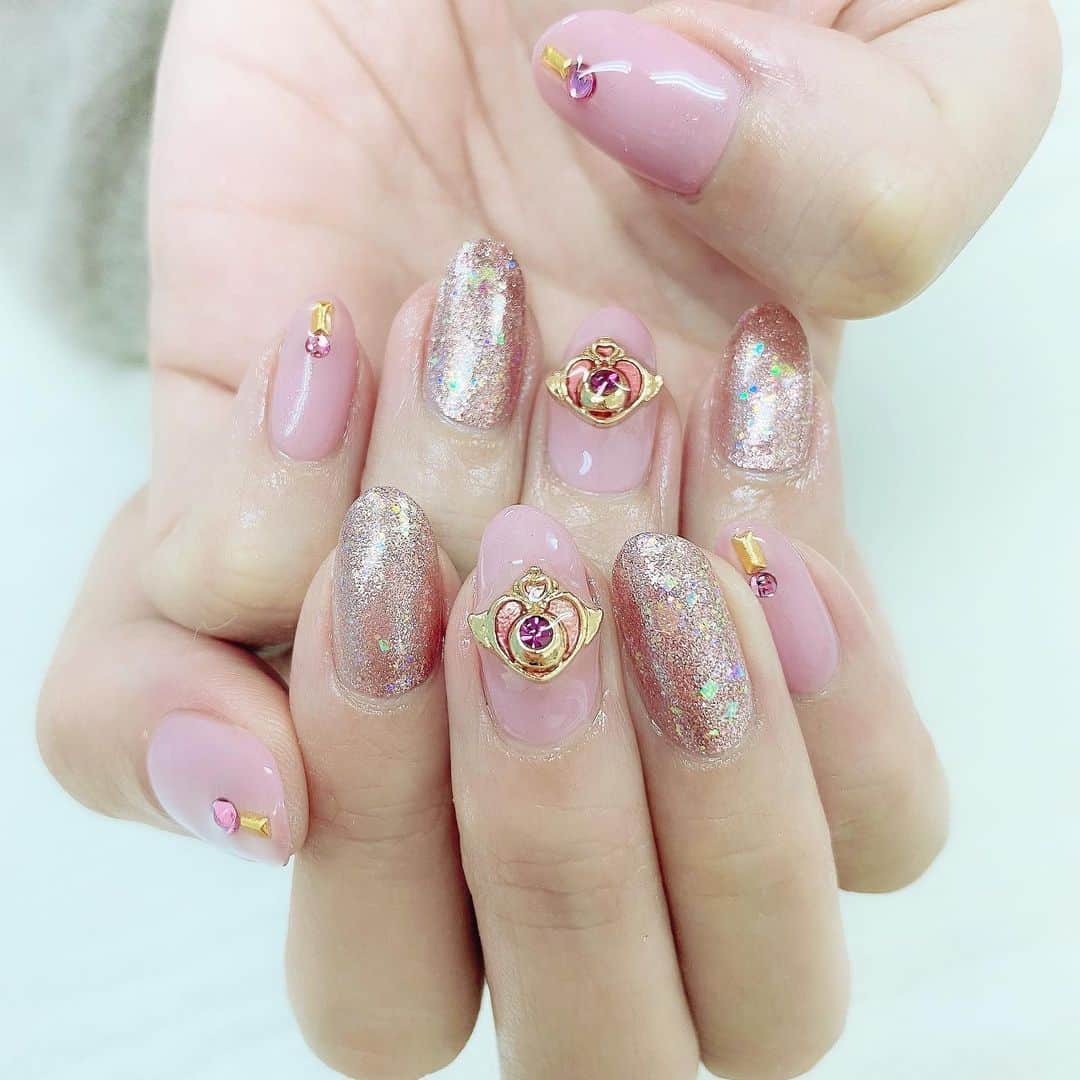 大谷咲子のインスタグラム：「#セーラームーンネイル ✨ やってみたくてついにやってもらっちゃいました🥰 いつもお世話になってるサロンのデザインリストにあってずっと気になってて…🌙 高いのでは…と思う方もいらっしゃるかもですが、とってもリーズナブルなので毎月行ってます💅 #nails #inmene #御徒町 #アメ横 #sailormoon #セーラームーン」