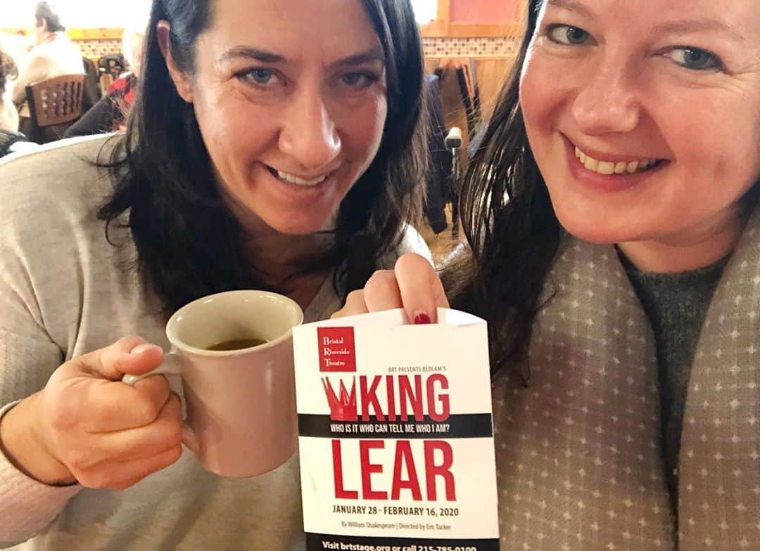 ズザンナ・シャコフスキーのインスタグラム：「@megankamdar is the sweetest to fly all the way from Chicago to see me in King Lear 💕」