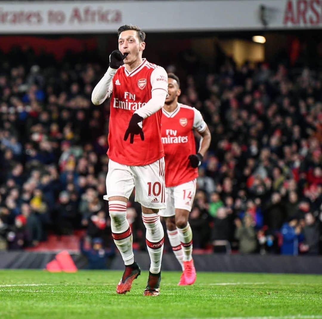 メスト・エジルのインスタグラム：「Great team win for the @Arsenal! 〽❤ We showed why we’re definitely on the right path ⚽💥 #YaGunnersYa #M1Ö」
