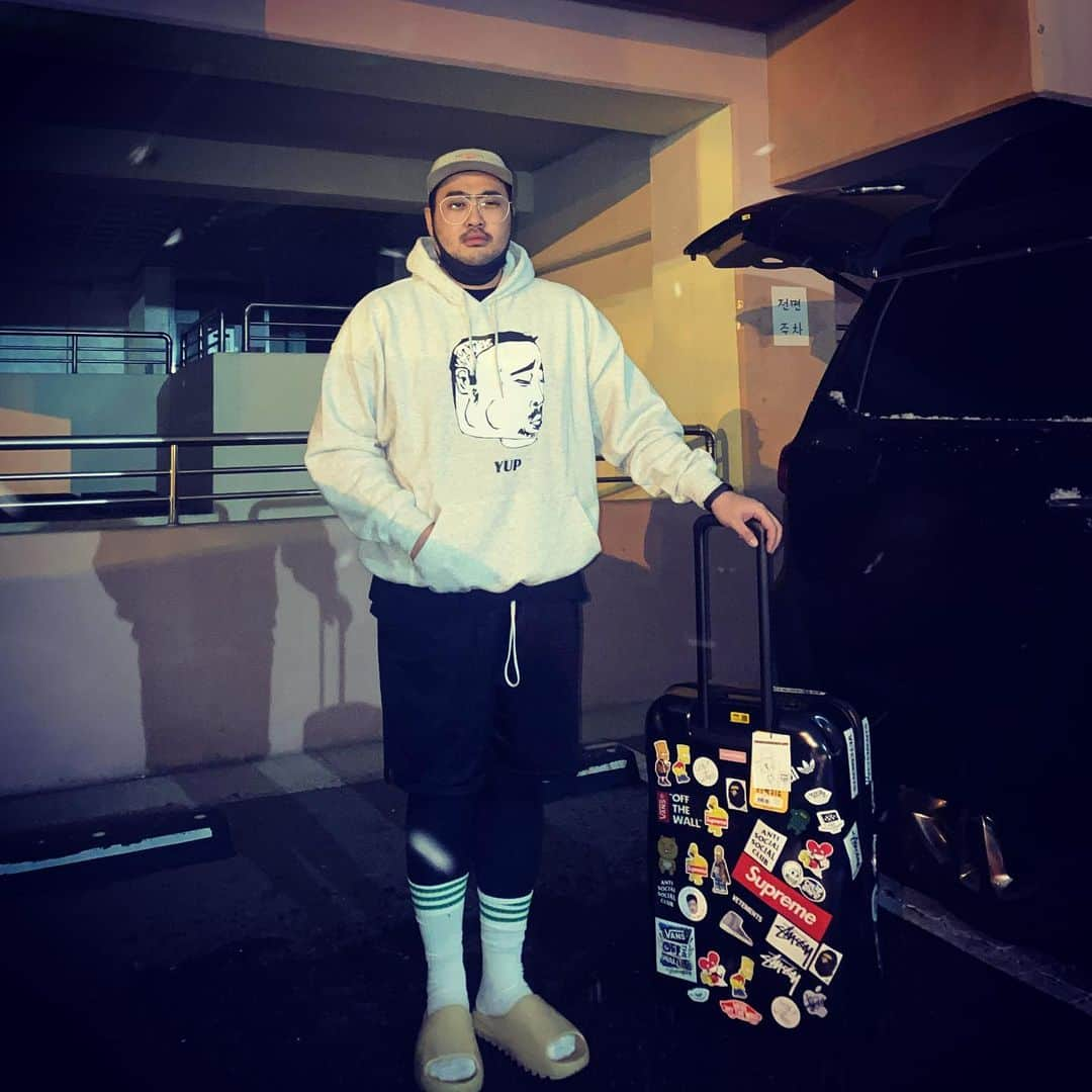 チャヨプのインスタグラム：「✔️ 어 여러분들 덕분에 잘 다녀오겠습니다✈️ 공항가기전 일단 롸버트길형님 모시러갑니다. #스토브리그  #포상휴가 #시청자여러분들이주신선물」