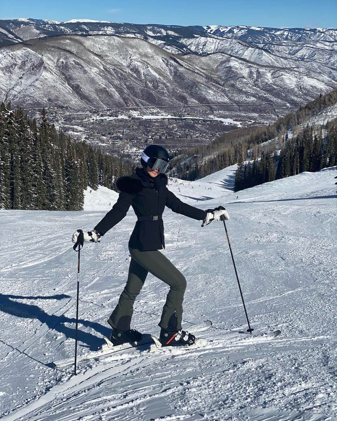 アリッサ・ジュリア・スミスさんのインスタグラム写真 - (アリッサ・ジュリア・スミスInstagram)「50% of skiing is just looking the part ✅ @chimieyewear #iwearchimi」2月17日 4時17分 - alyssajulyasmith