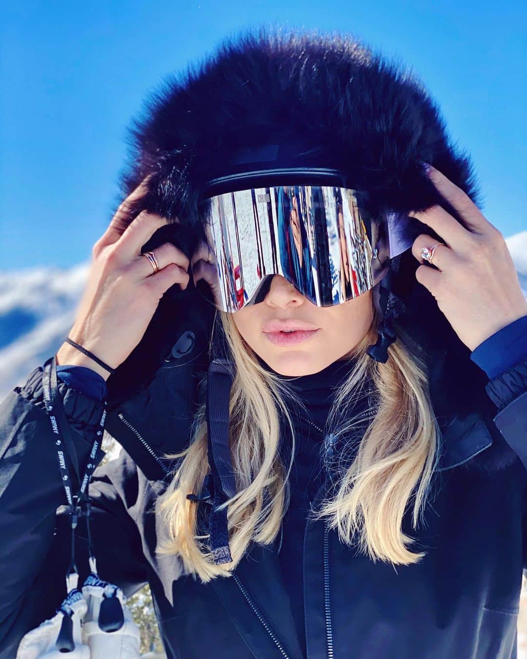 アリッサ・ジュリア・スミスさんのインスタグラム写真 - (アリッサ・ジュリア・スミスInstagram)「50% of skiing is just looking the part ✅ @chimieyewear #iwearchimi」2月17日 4時17分 - alyssajulyasmith