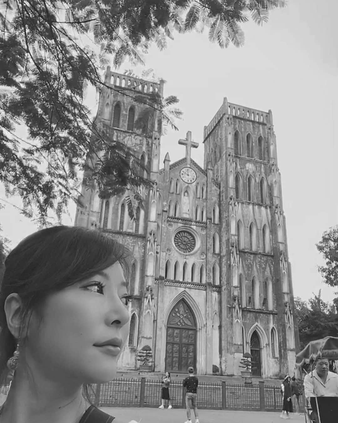 上本昌代さんのインスタグラム写真 - (上本昌代Instagram)「ノートルダム寺院をお手本に造られたそう⛪️. やはりフランスの植民地時の名残りを所々で感じる #vietnam #聖ジョセフ大聖堂 #ハノイ #ネオゴシック様式 #まるでフランス #france #教会 #church #歴史的建造物 #history #湿気パラダイス #旅好き #タビジョ #モノクロ #たまにはモノクロも」2月17日 4時23分 - masayomai