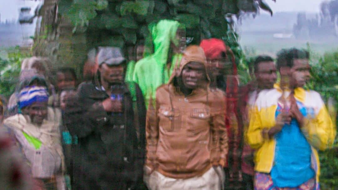 ナショナルジオグラフィックさんのインスタグラム写真 - (ナショナルジオグラフィックInstagram)「Photo by @edkashi | Waiting out a hard rain in Rwanda while working on a film about reconciliation and the power of photography (February 1, 2020). #camerakidsfilm #rwanda  #africa #blurry #rain」2月17日 4時36分 - natgeo