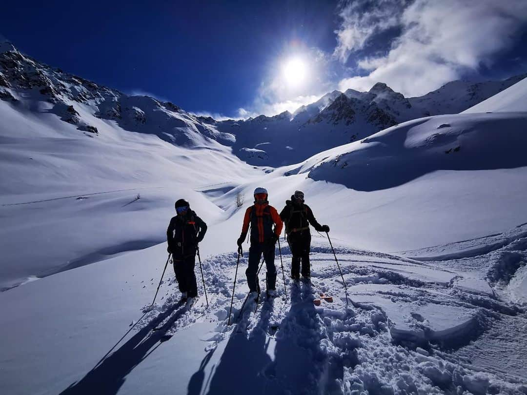 アンナ・シュテールのインスタグラム：「Blue skies, powder runs and big smiles with mum, dad & @kilifish! • #puremountain @salewa @lasportivagram @innsbrucktourism @smithoptics_germany」