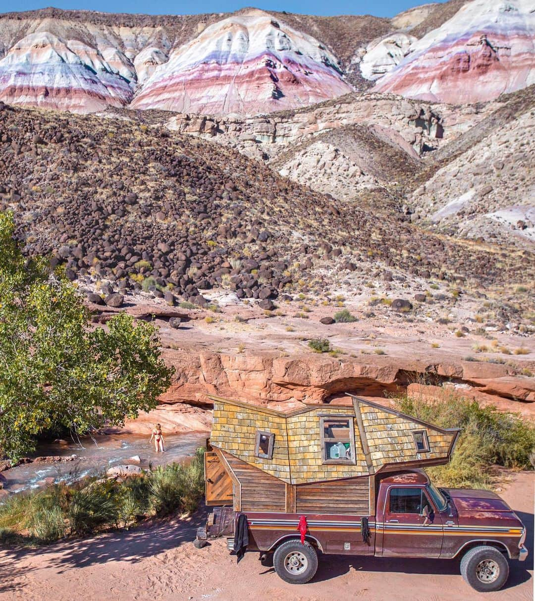 サラ・ジーン・アンダーウッドさんのインスタグラム写真 - (サラ・ジーン・アンダーウッドInstagram)「This was hands down our best campsite find to date 🙌🏼 SWIPE IT 😜 . Truck cabin by @jacobwitzling & @saraunderwood . #vanlife #homeiswhereyouparkit #cabin #tinyhouse #utah #truckcamper #neverstopexploring」2月17日 4時47分 - saraunderwood