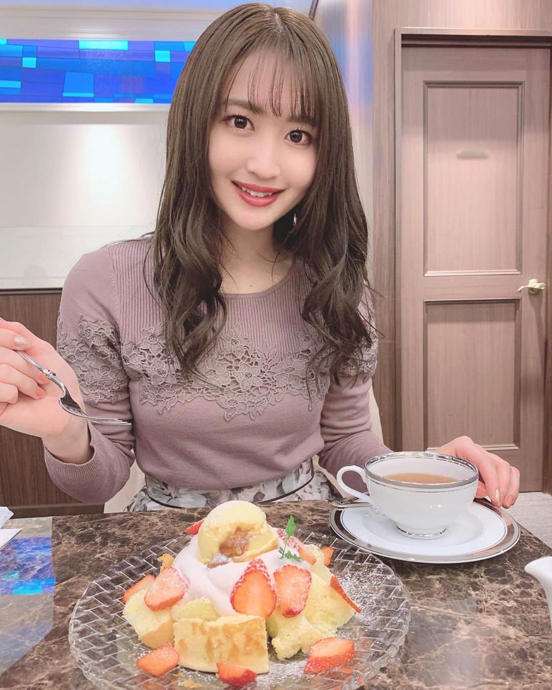 沢井里奈さんのインスタグラム写真 - (沢井里奈Instagram)「♡ . ピエールプレシュウズ🧁💝 . ‪ガトージャポネ・フランセス🍰💕💕 苺風味の生クリームで 甘すぎなくて美味しかったです‬🍓🌸 . 紅茶はアールグレイ☕️✨ . . #さわーコーデ 👗❤️ clothes♡ #apuweiserriche . #patisserie #ootd #coodinate #fashion #instafashion #instalove #instagood #instagramjapan #japanesegirl #girls #사복 #옷스타그램 #팔로우 #셀카 #얼스타그램 #메이크업 #ピエールプレシュウズ #ピエールプレシュウズ伏見店 ‪#パティスリーピエールプレシュウズ‬ #ショートケーキ #名古屋カフェ #伏見カフェ #栄カフェ #さわーカフェ巡り #沢井里奈」2月16日 19時57分 - sawairina